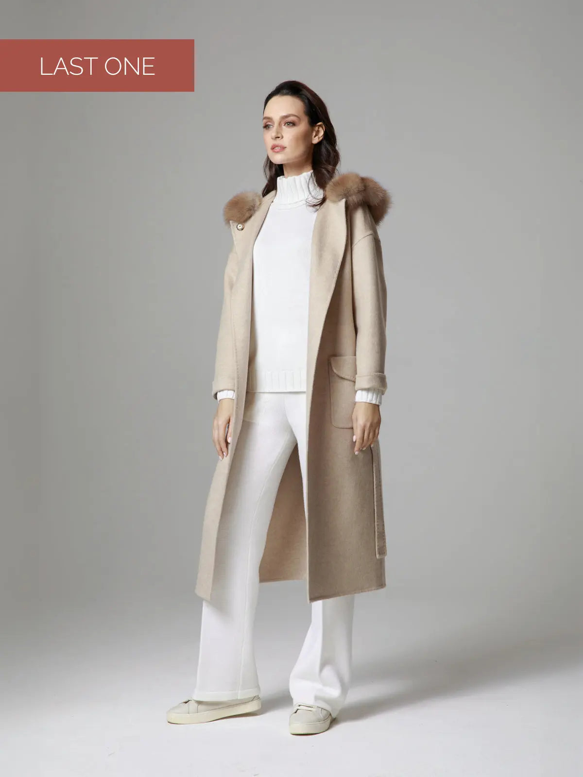 Cashmere coat with fur hood