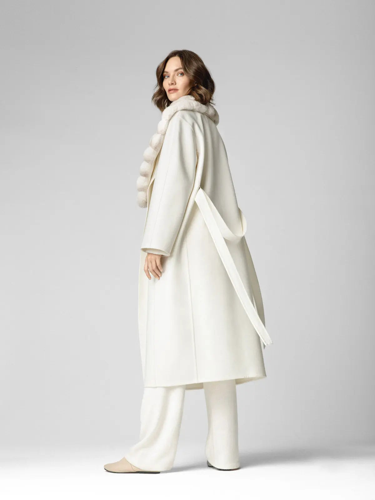Cashmere coat with shawl collar in chinchilla fur